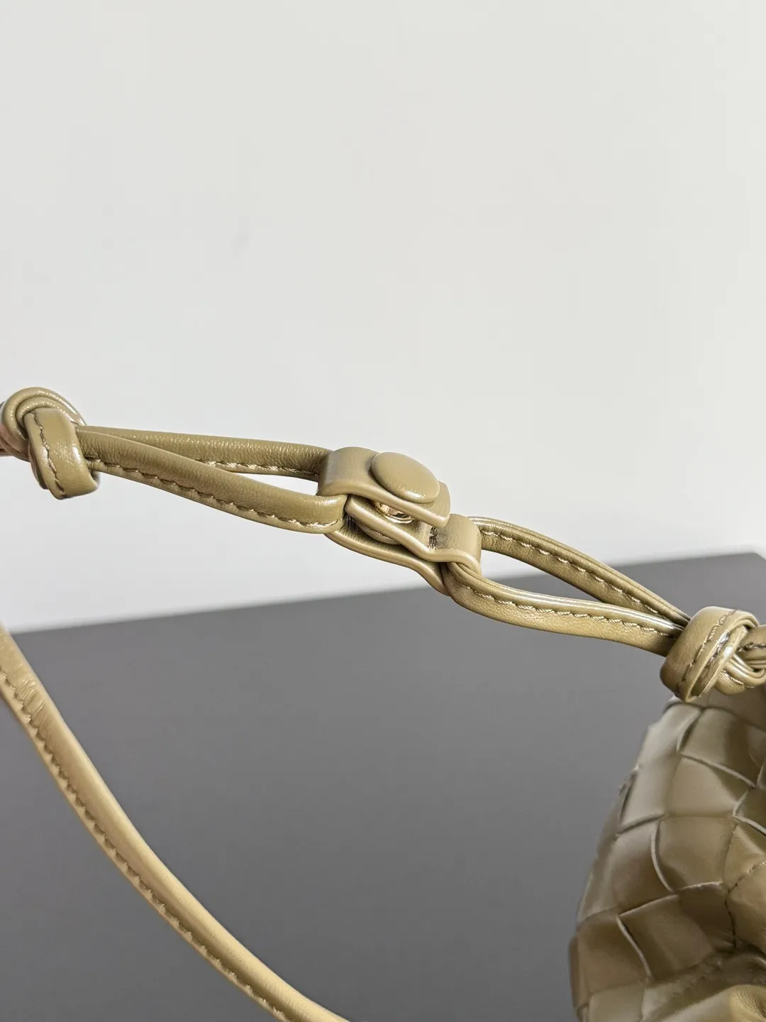 Batch 1560 Armpit bags have become a fashionable item that every girl has in their hands in recent years🛍️. The elegant and simple style has won the love of many people of different ages. However, there is an unavoidable trouble with armpit bags, that is, the capacity is too small, and BOTTEGA VENETA’s new Dustbag Considering people's travel needs, the capacity of garbage bags has been greatly upgraded. Folding umbrellas, water cups, and girls' makeup powder and lipstick can all be accommodated. It is very light and resistant to dirt. Even if you have a lot of things when traveling, it can reduce the burden to a certain extent. The shoulder straps are buckled and can be changed at will. It can be used for hand holding or as the liner of a large bag. After the drawstring is drawn, it looks like a cloud bag. It is very suitable for concave styling when traveling in summer🙋🏻‍♀️ Style number: 796728 Size: 32*23*1cm